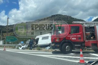 Εκτροπή τροχόσπιτου στην Ιόνια Οδό - Εγκλωβίστηκε οικογένεια με δύο παιδιά