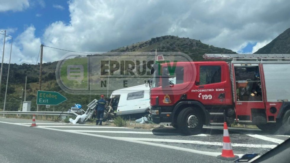 Εκτροπή τροχόσπιτου στην Ιόνια Οδό - Εγκλωβίστηκε οικογένεια με δύο παιδιά