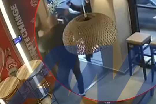 Συμπλοκή σε μπαρ στο Ηράκλειο: «Μου κάρφωσε το μαχαίρι αστραπιαία», λέει ο 56χρονος πορτιέρης [βίντεο]