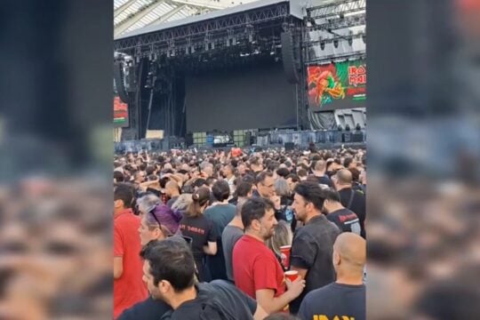 Ενώνει γενιές η συναυλία των Iron Maiden: ​«Έρχομαι κάθε φορά από το 2001» – «Ο μπαμπάς μου είναι πολύ “μεταλλάς”»