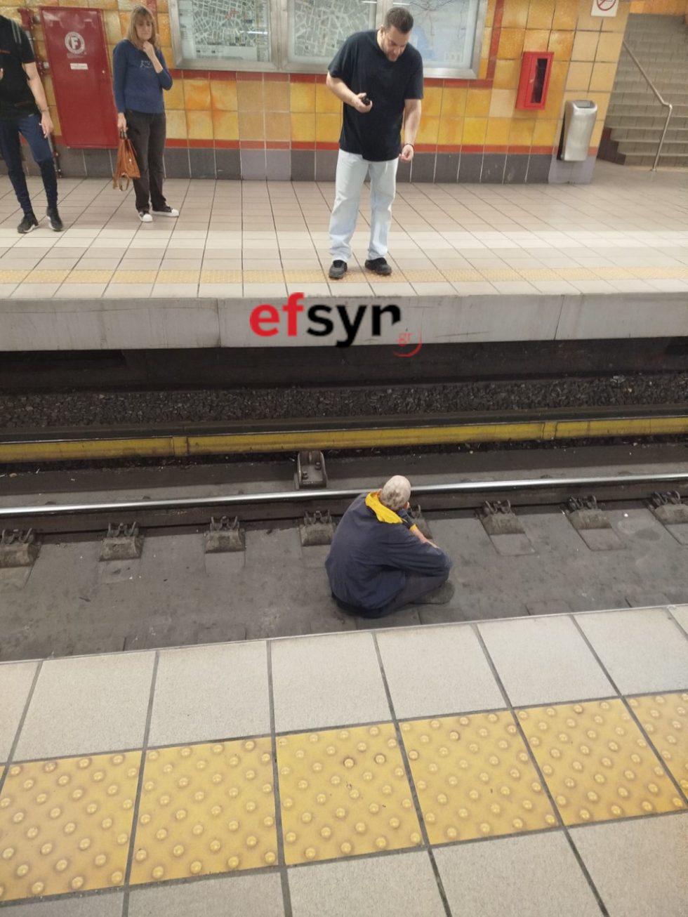 Αναστάτωση στον ηλεκτρικό της Ομόνοιας: Προσπάθησε να ξεφύγει από τους ελεγκτές [εικόνες]