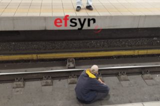 Αναστάτωση στον ηλεκτρικό της Ομόνοιας: Προσπάθησε να ξεφύγει από τους ελεγκτές [εικόνες]