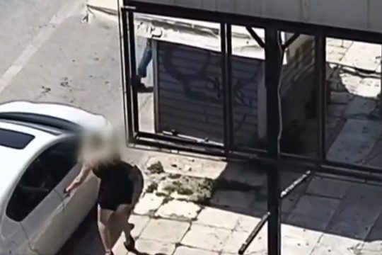 Kαλλιθέα: Η γυναίκα έτρεχε τραυματισμένη να σωθεί από τους πυροβολισμούς στο μπαρ - Βίντεο ντοκουμέντο