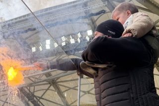 Ένθερμος οπαδός της ΑΕΚ με το παιδί αγκαλιά άναψε καπνογόνο στην Allwyn Arena και έγινε viral