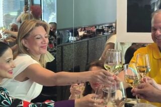 Μαρία Καρυστιανού: Γεύμα σε χαλαρό κλίμα με τους στενούς της συνεργάτες στη Μητροπόλεως [βίντεο]