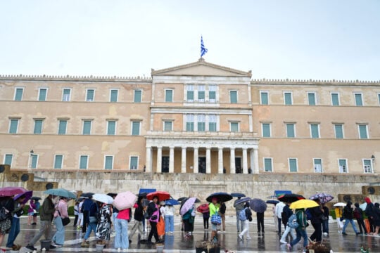 Φθινοπωρινό σκηνικό σε όλη τη χώρα: Καταιγίδα στην Αθήνα – Πώς θα κινηθεί η κακοκαιρία [βίντεο]