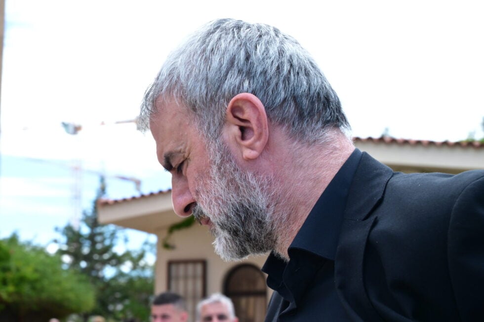Το τελευταίο αντίο στη Γωγώ Μαστροκώστα: Συντετριμμένοι ο Τραΐανός Δέλλας, η κόρη της και η οικογένειά της