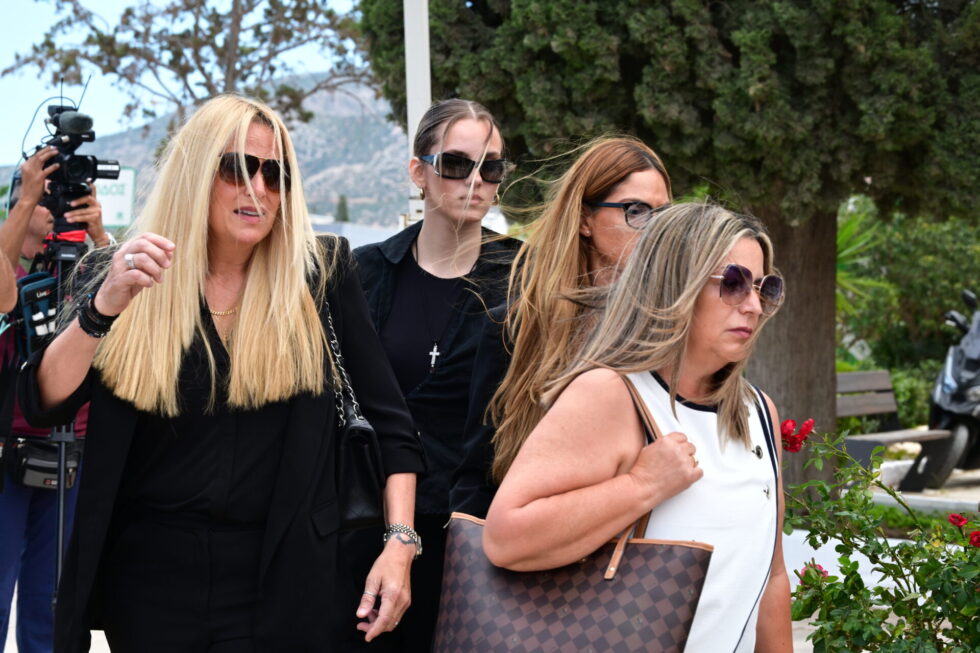 Το τελευταίο αντίο στη Γωγώ Μαστροκώστα: Συντετριμμένοι ο Τραΐανός Δέλλας, η κόρη της και η οικογένειά της