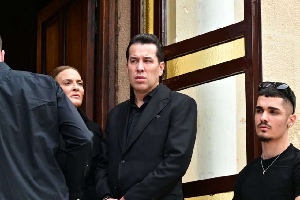 Το τελευταίο αντίο στη Γωγώ Μαστροκώστα: Συντετριμμένοι ο Τραΐανός Δέλλας, η κόρη της και η οικογένειά της