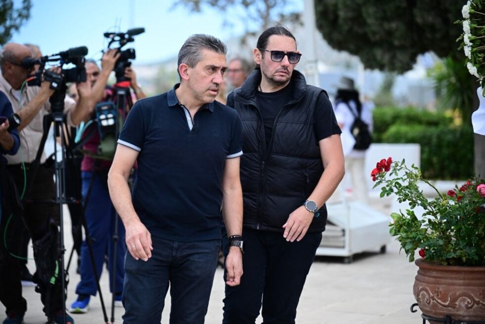 Το τελευταίο αντίο στη Γωγώ Μαστροκώστα: Συντετριμμένοι ο Τραΐανός Δέλλας, η κόρη της και η οικογένειά της