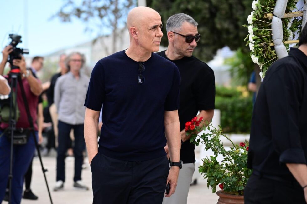 Το τελευταίο αντίο στη Γωγώ Μαστροκώστα: Συντετριμμένοι ο Τραΐανός Δέλλας, η κόρη της και η οικογένειά της