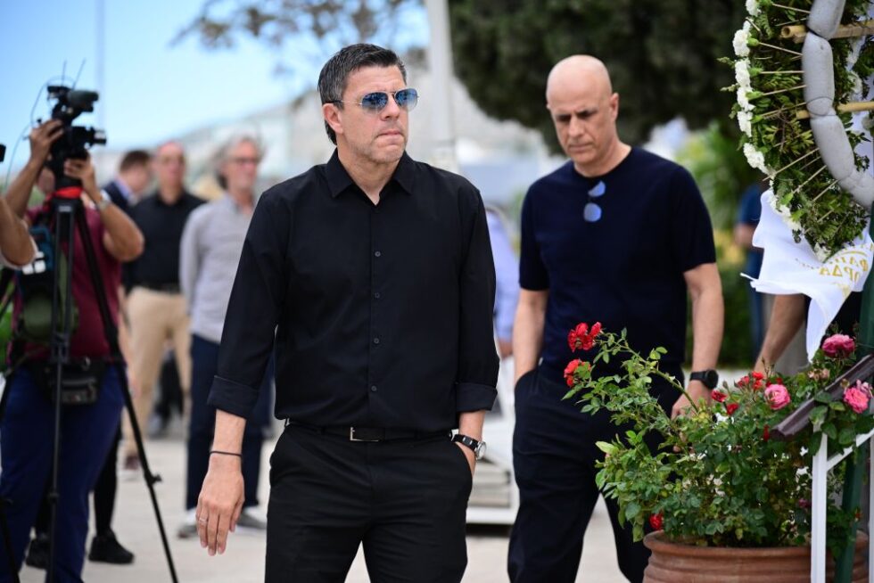 Το τελευταίο αντίο στη Γωγώ Μαστροκώστα: Συντετριμμένοι ο Τραΐανός Δέλλας, η κόρη της και η οικογένειά της