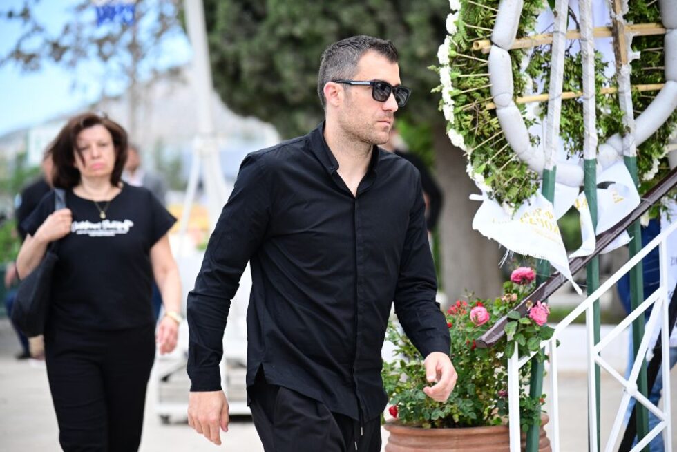Το τελευταίο αντίο στη Γωγώ Μαστροκώστα: Συντετριμμένοι ο Τραΐανός Δέλλας, η κόρη της και η οικογένειά της