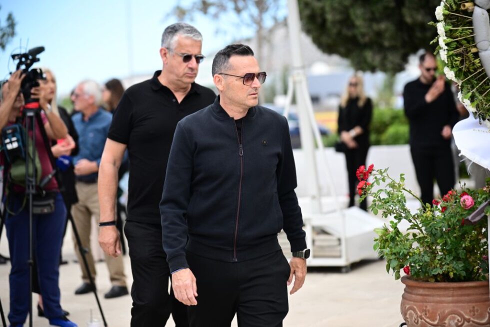 Το τελευταίο αντίο στη Γωγώ Μαστροκώστα: Συντετριμμένοι ο Τραΐανός Δέλλας, η κόρη της και η οικογένειά της