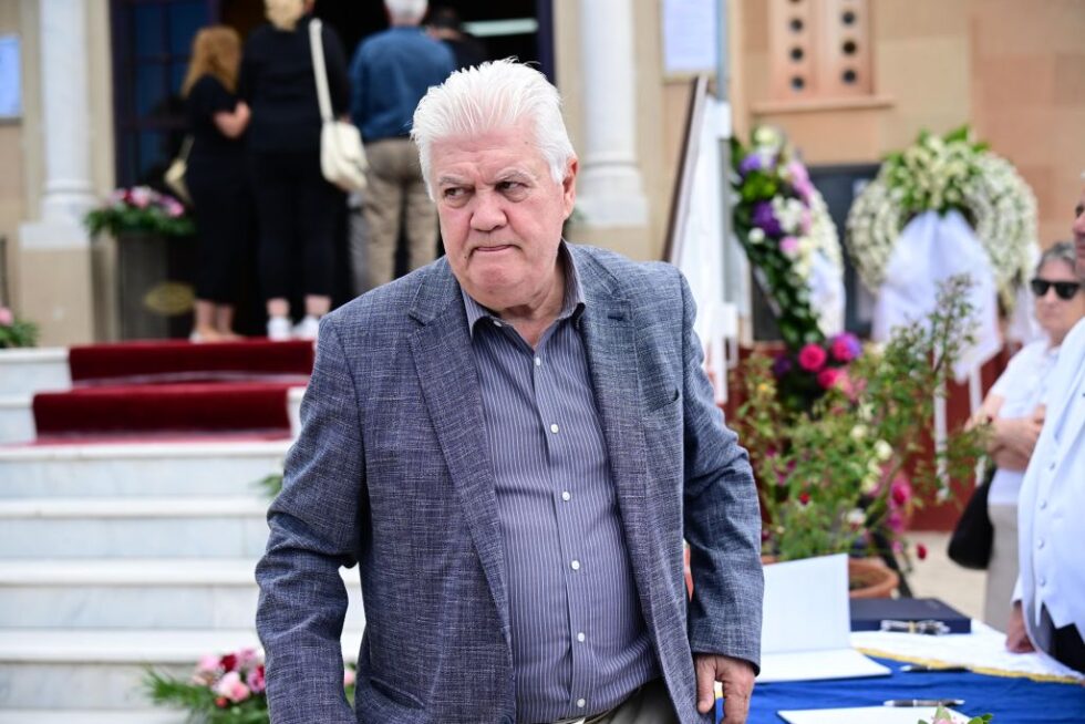Το τελευταίο αντίο στη Γωγώ Μαστροκώστα: Συντετριμμένοι ο Τραΐανός Δέλλας, η κόρη της και η οικογένειά της
