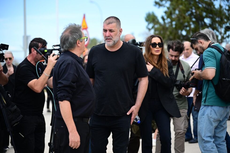 Το τελευταίο αντίο στη Γωγώ Μαστροκώστα: Συντετριμμένοι ο Τραΐανός Δέλλας, η κόρη της και η οικογένειά της
