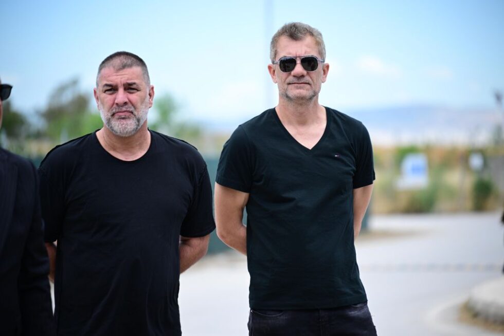 Το τελευταίο αντίο στη Γωγώ Μαστροκώστα: Συντετριμμένοι ο Τραΐανός Δέλλας, η κόρη της και η οικογένειά της