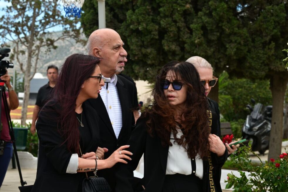 Το τελευταίο αντίο στη Γωγώ Μαστροκώστα: Συντετριμμένοι ο Τραΐανός Δέλλας, η κόρη της και η οικογένειά της