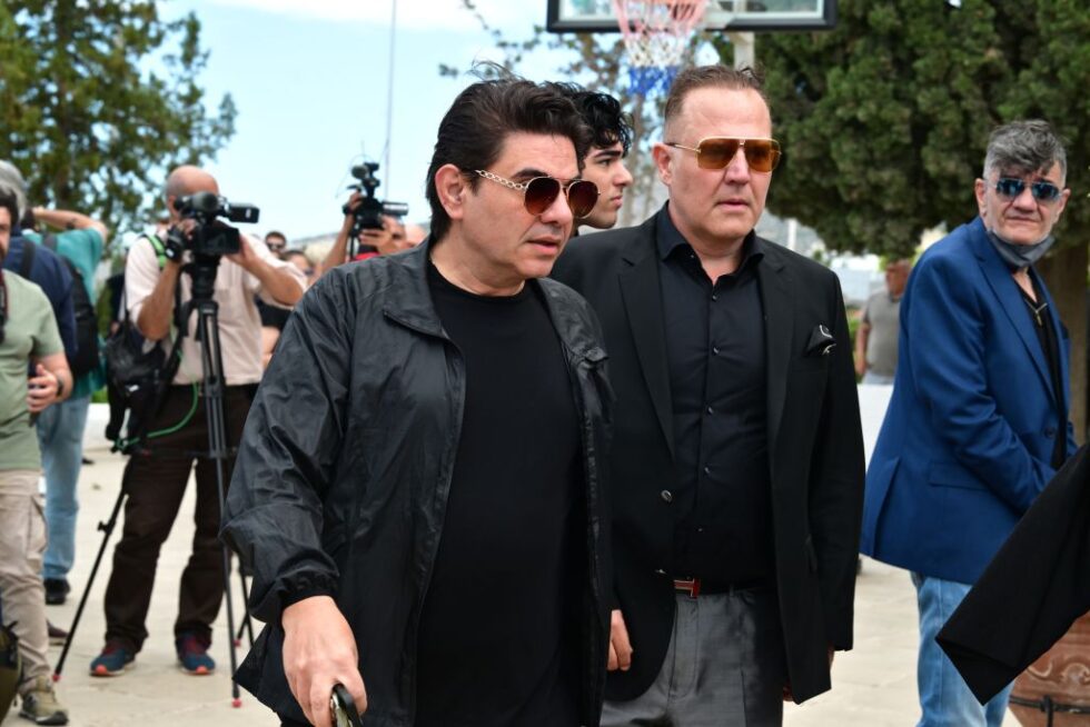 Το τελευταίο αντίο στη Γωγώ Μαστροκώστα: Συντετριμμένοι ο Τραΐανός Δέλλας, η κόρη της και η οικογένειά της
