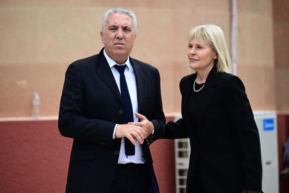Το τελευταίο αντίο στη Γωγώ Μαστροκώστα: Συντετριμμένοι ο Τραΐανός Δέλλας, η κόρη της και η οικογένειά της