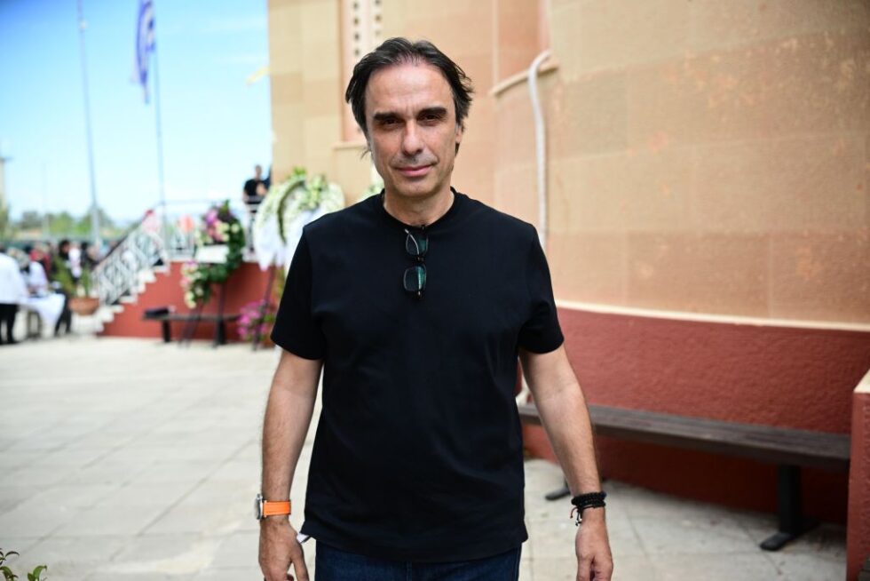 Το τελευταίο αντίο στη Γωγώ Μαστροκώστα: Συντετριμμένοι ο Τραΐανός Δέλλας, η κόρη της και η οικογένειά της