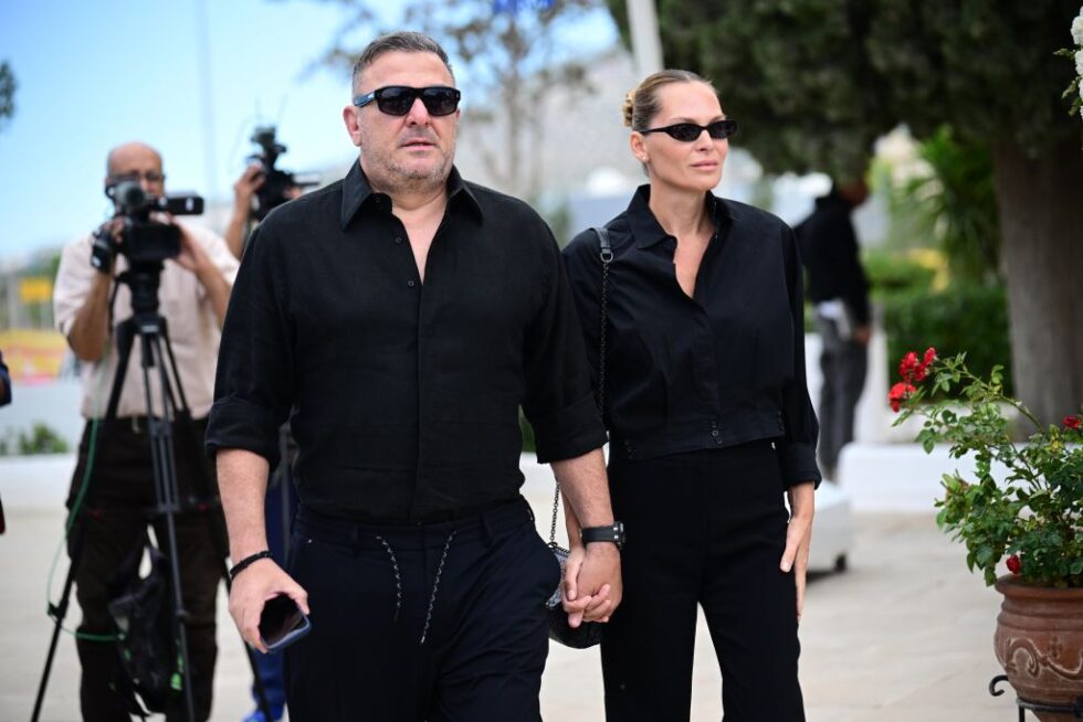 Το τελευταίο αντίο στη Γωγώ Μαστροκώστα: Συντετριμμένοι ο Τραΐανός Δέλλας, η κόρη της και η οικογένειά της