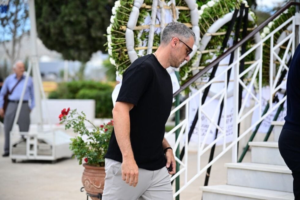 Το τελευταίο αντίο στη Γωγώ Μαστροκώστα: Συντετριμμένοι ο Τραΐανός Δέλλας, η κόρη της και η οικογένειά της