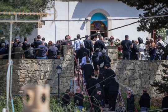 Κρήτη: Η στιγμή της έντασης με την αστυνομία στην κηδεία του Νικήστρατου - «Τώρα ήρθατε; Έξω! φύγετε!» [βίντεο]