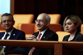 Πολιτική θύελλα στην Τουρκία μετά τη δικαστική καθαίρεση Οζέλ στο CHP – Καταγγέλλουν πραξικόπημα