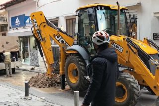 Κλειστή η Καραγιώργη Σερβίας: Έσπασε αγωγός της ΕΥΔΑΠ στο ύψος της πλατείας Αγ. Ειρήνης [βίντεο]