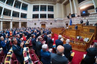 Οι προτάσεις της Ν.Δ. για το Σύνταγμα: Τέλος οι προανακριτικές, δημοσιονομικό φρένο, μονιμότητα με αξιολόγηση στο Δημόσιο