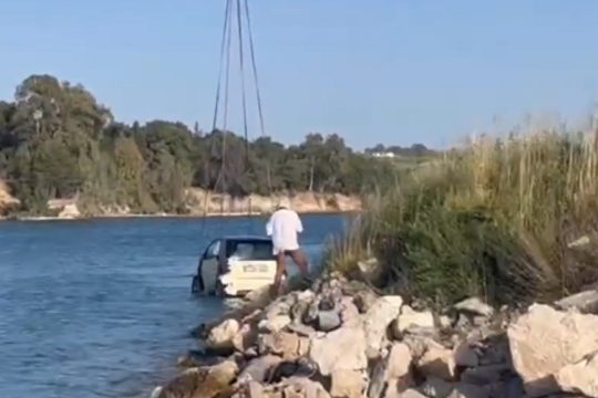 Κόρινθος: Αυτοκίνητο έπεσε μέσα στον Ισθμό - Κατάφερε να γλιτώσει ο οδηγός [βίντεο]