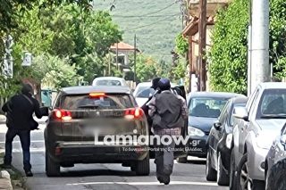 Ληστεία τράπεζας στην Κάτω Τιθορέα: Μπήκαν με μάσκες, περούκες, καλάσνικοφ και διέφυγαν με 200.000 ευρώ [εικόνες]