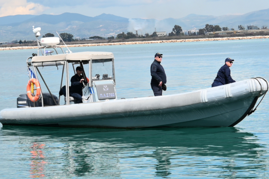 Προσάραξη ρυμουλκού στη Μακρόνησο και εισροή υδάτων