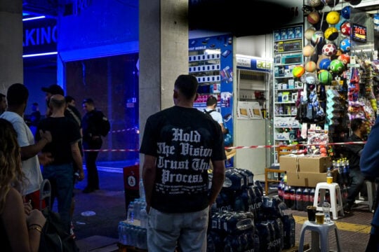 Αιματηρή ληστεία στα Πατήσια: Στον ασύλληπτο τέταρτο συνεργό ρίχνουν την ευθύνη οι κατηγορούμενοι [βίντεο]
