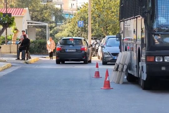 Άγρια δολοφονία στον Μαραθώνα: Στην Ευελπίδων η πρώην σύντροφος του θύματος και δύο ακόμη συλληφθέντες