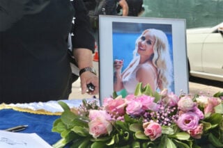 Γωγώ Μαστροκώστα: Σε κλίμα βαθιάς οδύνης η ταφή της στο Ευηνοχώρι Μεσολογγίου [βίντεο]
