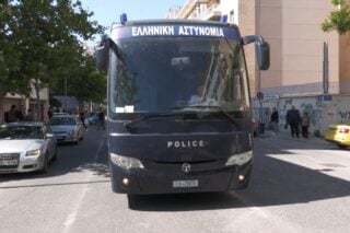 Η στιγμή που έφτασαν οι συλληφθέντες στα γραφεία της Ευρωπαϊκής Εισαγγελίας / Orange Press Agency