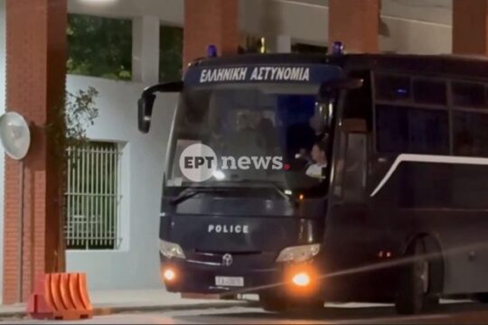 Η στιγμή της μεταγωγής των συλληφθέντων από τη Θεσσαλονίκη για την υπόθεση ΟΠΕΚΕΠΕ / ERT news