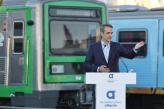 Μητσοτάκης από το αμαξοστάσιο της ΣΤΑΣΥ: «Νέα λεωφορεία, νέοι συρμοί και συλλογικές συμβάσεις»