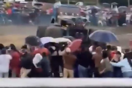 Σκηνές χάους στην Κολομβία: Monster truck έπεσε πάνω σε πλήθος - Δύο νεκροί, μεταξύ και ένα κορίτσι 10 ετών [βίντεο]