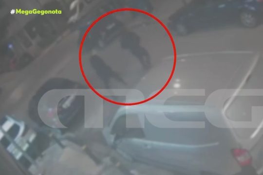 Νέος Κόσμος: Μαχαίρωσαν 15χρονο και τον έστειλαν στο νοσοκομείο - Βίντεο από τη στιγμή της διαφυγής τους