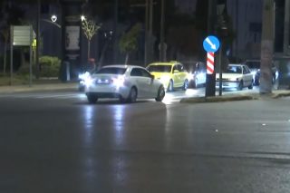 Αθήνα: ΙΧ κινήθηκε ανάποδα στην Λεωφόρο Αλεξάνδρας – Αναστάτωση σε οδηγούς και πεζούς [βίντεο]