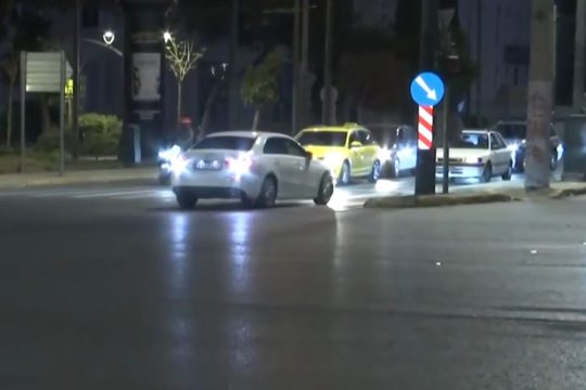 Αθήνα: ΙΧ κινήθηκε ανάποδα στην Λεωφόρο Αλεξάνδρας – Αναστάτωση σε οδηγούς και πεζούς [βίντεο]