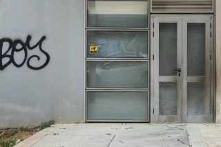 Οι πρώτες εικόνες από την εμπρηστική επίθεση σε κτίριο του ΟΠΕΚΕΠΕ - Μικρές φθορές σε τζάμια και τείχους [βίντεο]