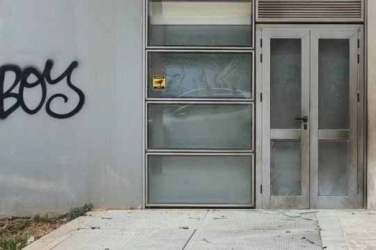 Οι πρώτες εικόνες από την εμπρηστική επίθεση σε κτίριο του ΟΠΕΚΕΠΕ - Μικρές φθορές σε τζάμια και τείχους [βίντεο]