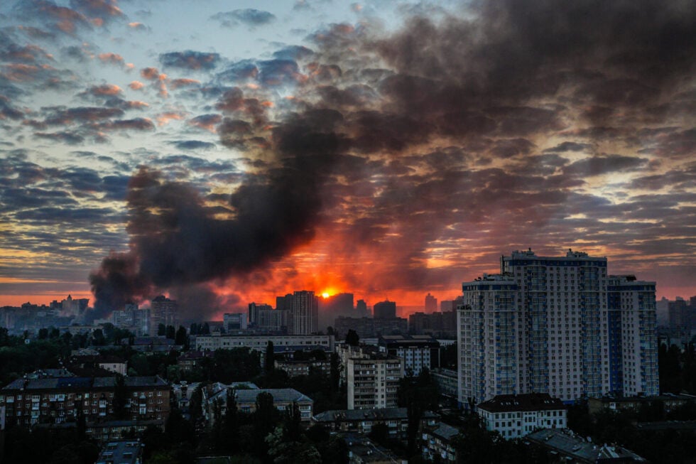 Καπνός μετά από ρωσικό χτύπημα στο Κίεβο