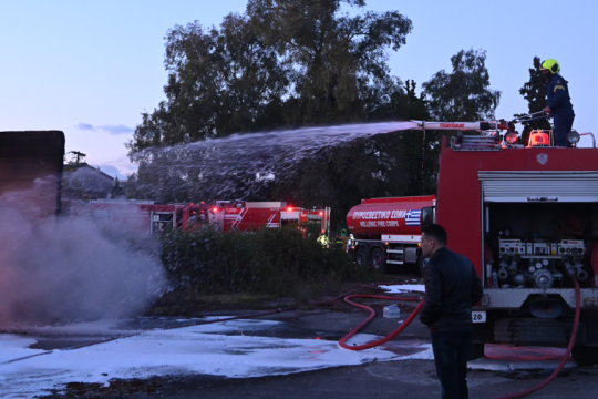 Πάτρα: Φωτιά σε εργοστάσιο στη βιομηχανική περιοχή, μεγάλη κινητοποίηση της πυροσβεστικής