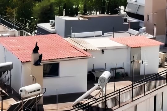 Σπίτι τρώγλη στο Περιστέρι: Καταδικάστηκαν σε φυλάκιση 16 μηνών οι γονείς με τα έξι παιδιά - Δεν πήγαιναν ούτε σχολείο