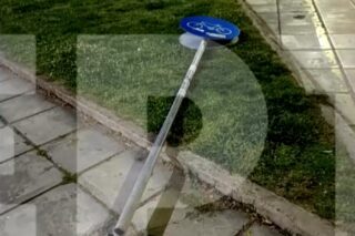 Θεσσαλονίκη: Πινακίδα σήμανσης έπεσε στο κεφάλι γυναίκας, τραυματίζοντας της σοβαρά